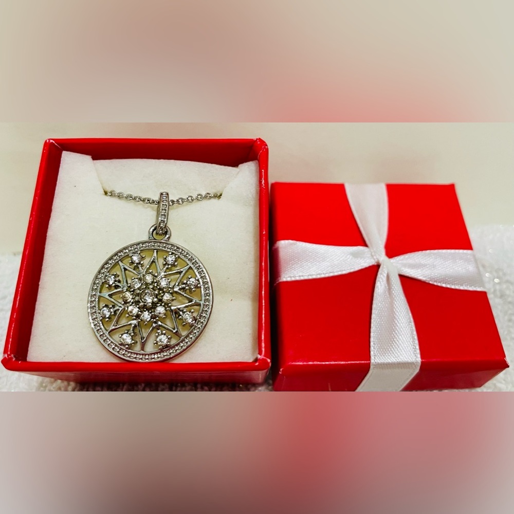 Vintage Silver Avon Necklace with crystal Star design - Picture 6 of 6